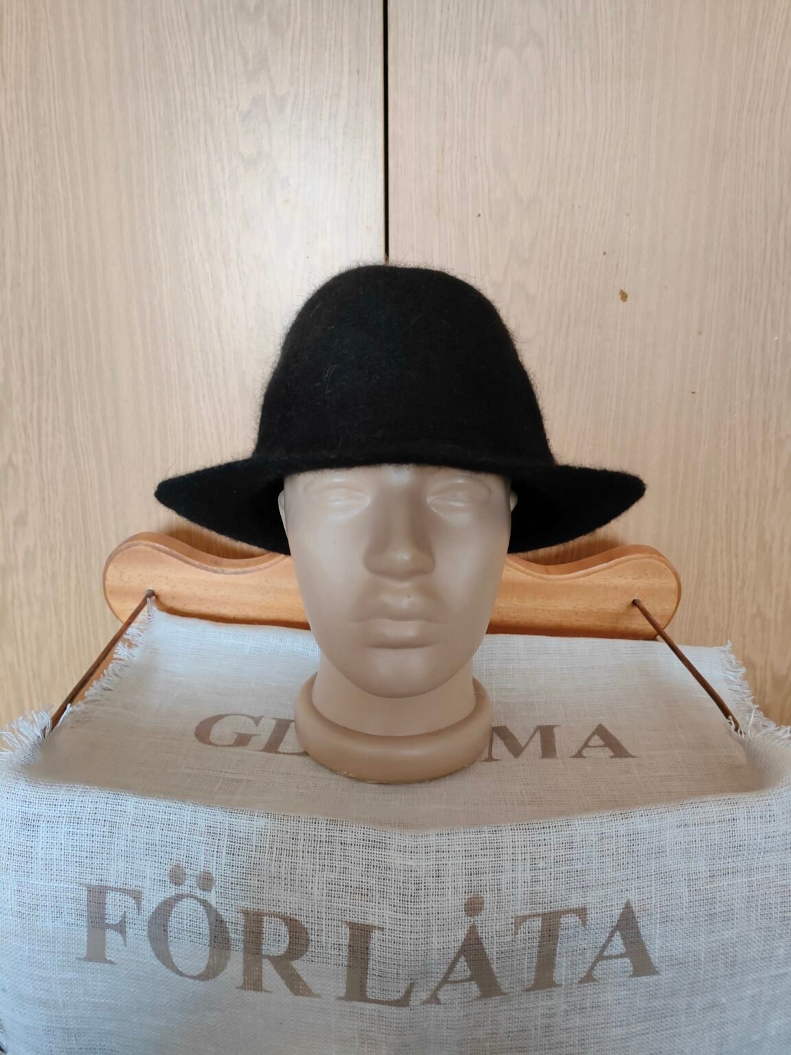 черна федора