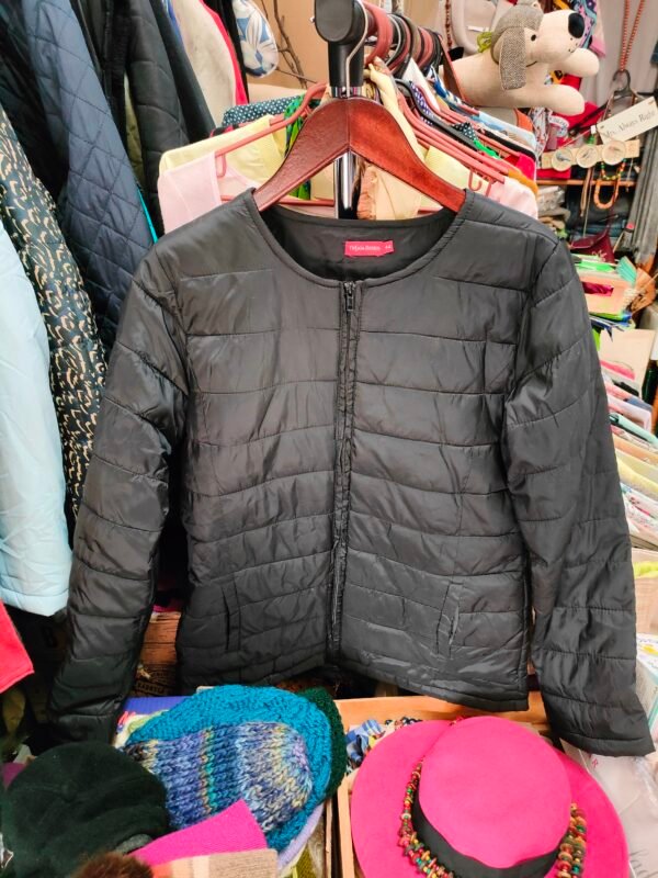 черно капитонирано яке