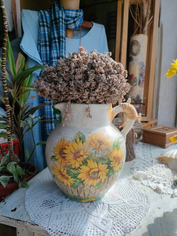 гърне със слънчогледи