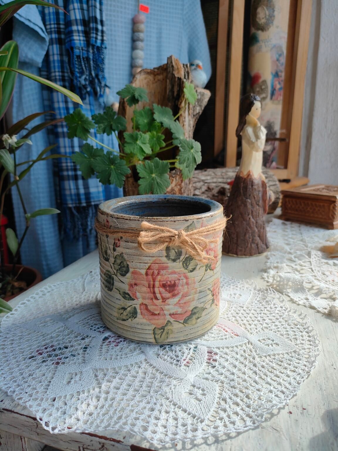 кашпа с чаени рози