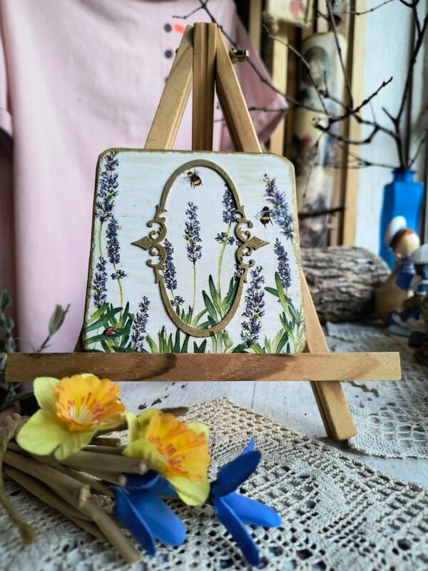 Лавандули с пчелички