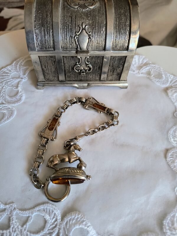 Висулка за чанта