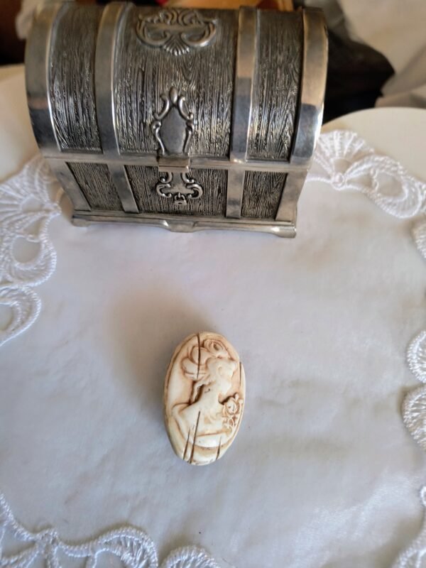 Брошка портрет