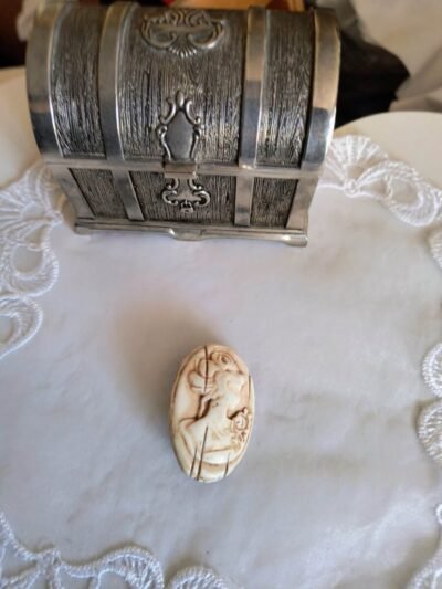 Брошка портрет