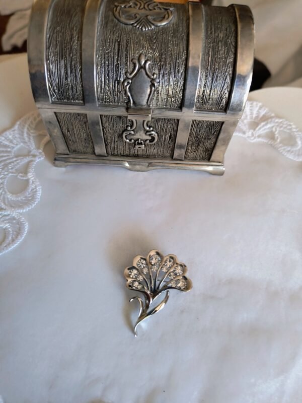 Брошка цвете